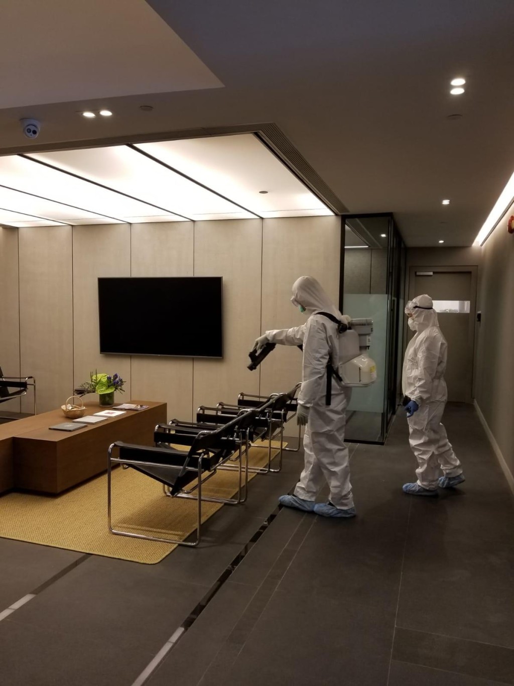 巴馬丹拿集團聘請專業清潔公司於全公司全面消毒。