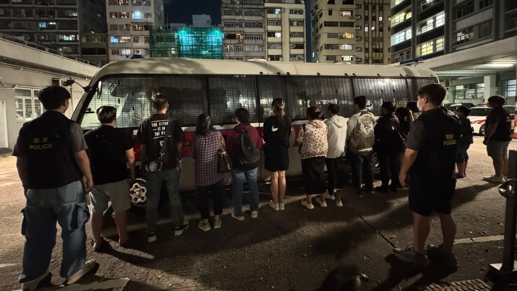 警方旺角搗破非法百家樂賭場，拘捕15人。警方圖片