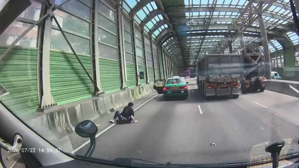 男子突然打開左車門跳車,倒地後在地上打跟斗。fb「屯門公路塞車關注組」Pong Wu片段截圖 男子突然打開左車門跳車,倒地後在地上打跟斗。fb「屯門公路塞車關注組」Pong Wu片段截圖