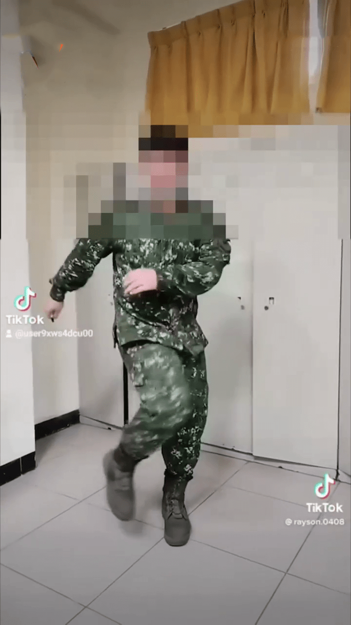 影片中士兵手舞足動。