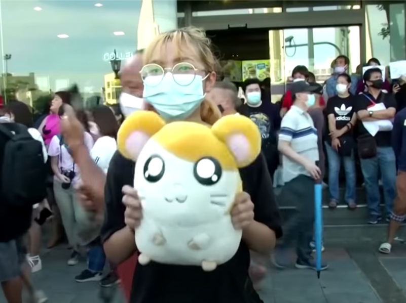 示威者唱起改編版本的「哈姆太郎」動畫主題曲。(youtube截圖)