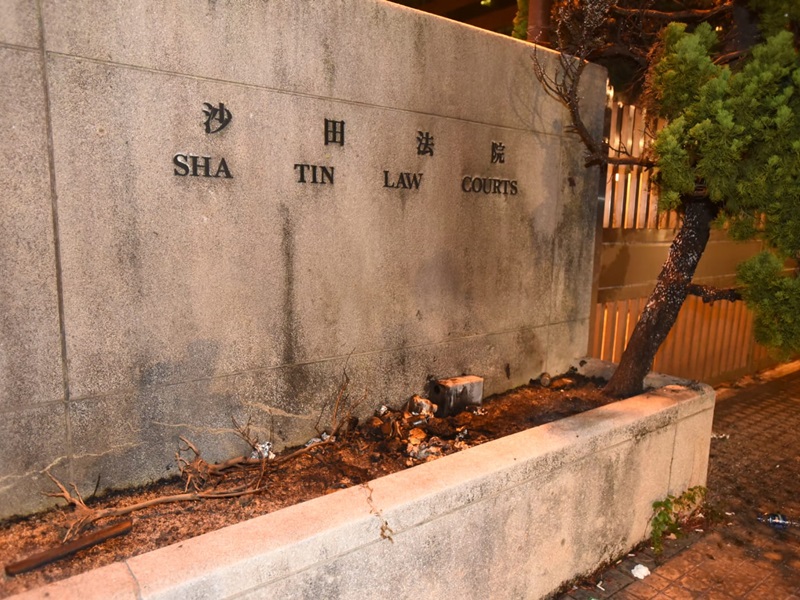 現場遺下懷疑易燃液體鐵罐。