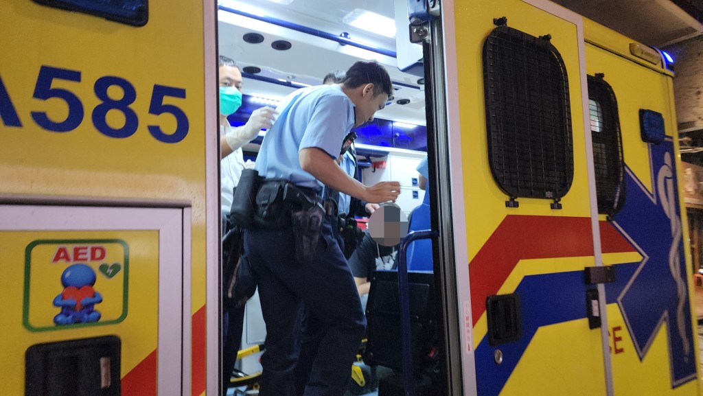 事主上救護車接受治理。