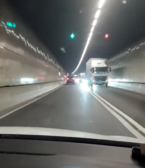 事故期間，龍山隧道實施單管雙程行車。FB：Bosco Chu@上水人大聯盟