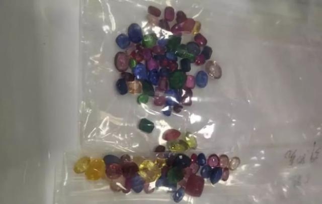 海關展示部分涉案寶石。(網圖)