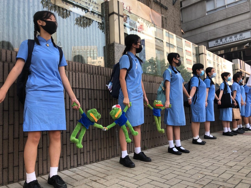 逾80名學生進行人鏈活動，高呼口號及唱反修例歌。