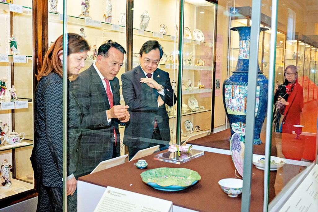 左起:劍橋大學校長黛博拉.普倫蒂斯、劍橋大學費茲威廉博物館亞洲部資深策展人林政昇,以及中大校長盧煜明。 左起:劍橋大學校長黛博拉.普倫蒂斯、劍橋大學費茲威廉博物館亞洲部資深策展人林政昇,以及中大校長盧煜明。
