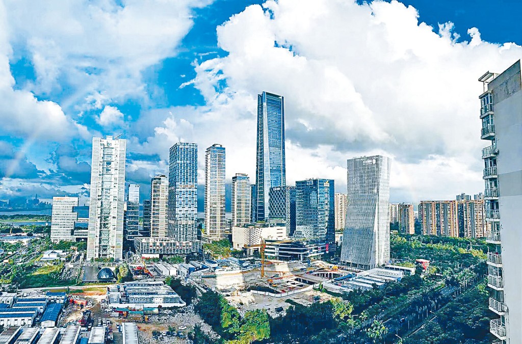 中央政府推出新政後，深圳二手市場率先回暖，8月交投有約7%升幅，新盤交投雖然有待回升，但不少新盤售樓處已現參觀人流。