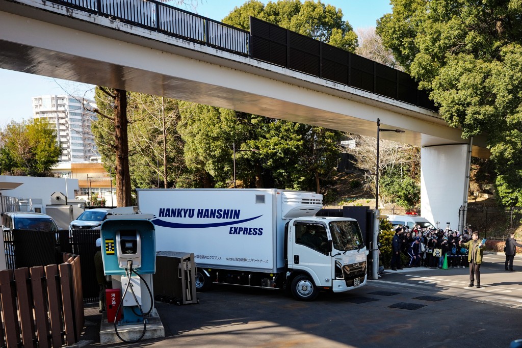 旅日大熊猫“晓晓”和“蕾蕾”周二启程回国。新华社