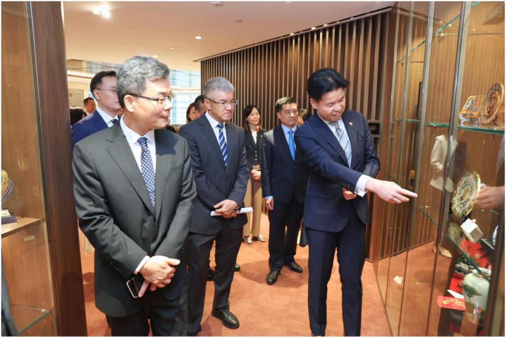 廣東省律師協會會長肖勝方率代表團首次參觀律師會位於中環的新會址。 廣東省律師協會會長肖勝方率代表團首次參觀律師會位於中環的新會址。