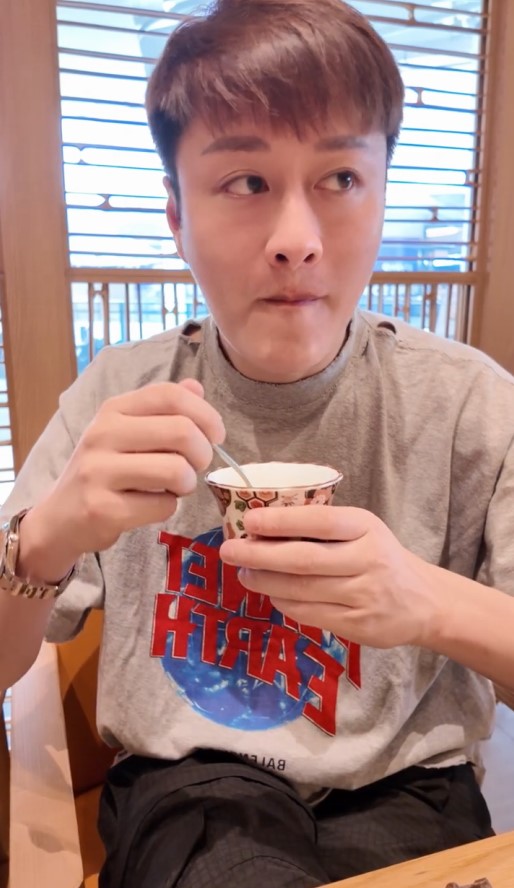 謝東閔的TEE近膊頭位和衫尾都有破洞。 謝東閔的TEE近膊頭位和衫尾都有破洞。