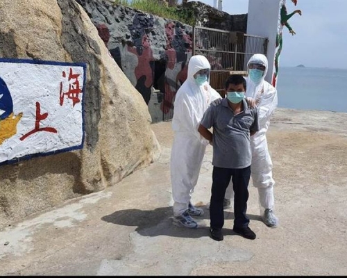 大陸一名男子從廈門游逾7小時到台灣金門大膽島後被捕。 岸巡隊圖片