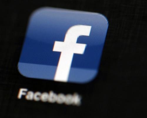 Facebook創辦人兼行政總裁朱克伯格表示，Facebook正著手設立「新聞頁籤」。  AP圖片