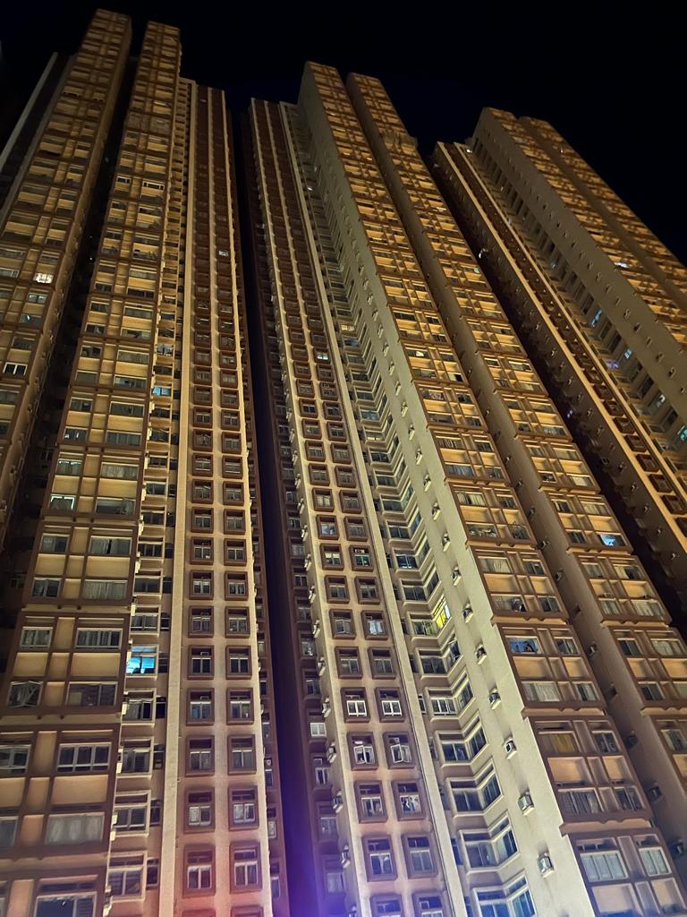 龍門路新屯門中心有多座住宅大廈突然停電，烏燈黑火無冷氣。圖片由街坊張先生提供