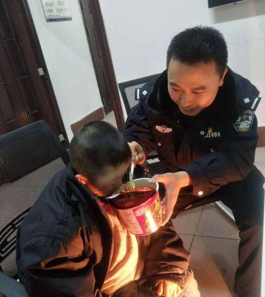 民警將浩浩接回派出所照顧。網上圖片