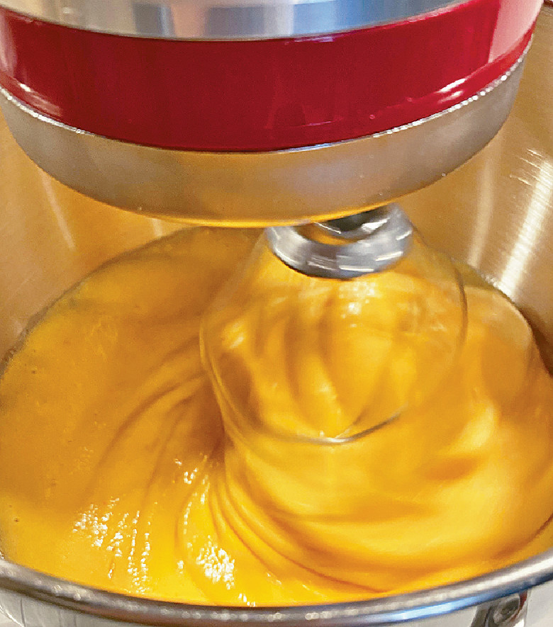 3.　將雞蛋和幼砂糖用電動攪拌器拌勻，約5分鐘。