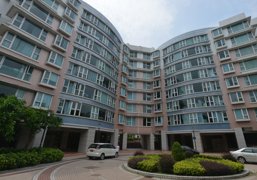 西沙帝琴湾凯弦居7座中层F室，实用面积1031方呎，3房连套房间隔，开价约1300万元，议价后连车位以1240万元易手。