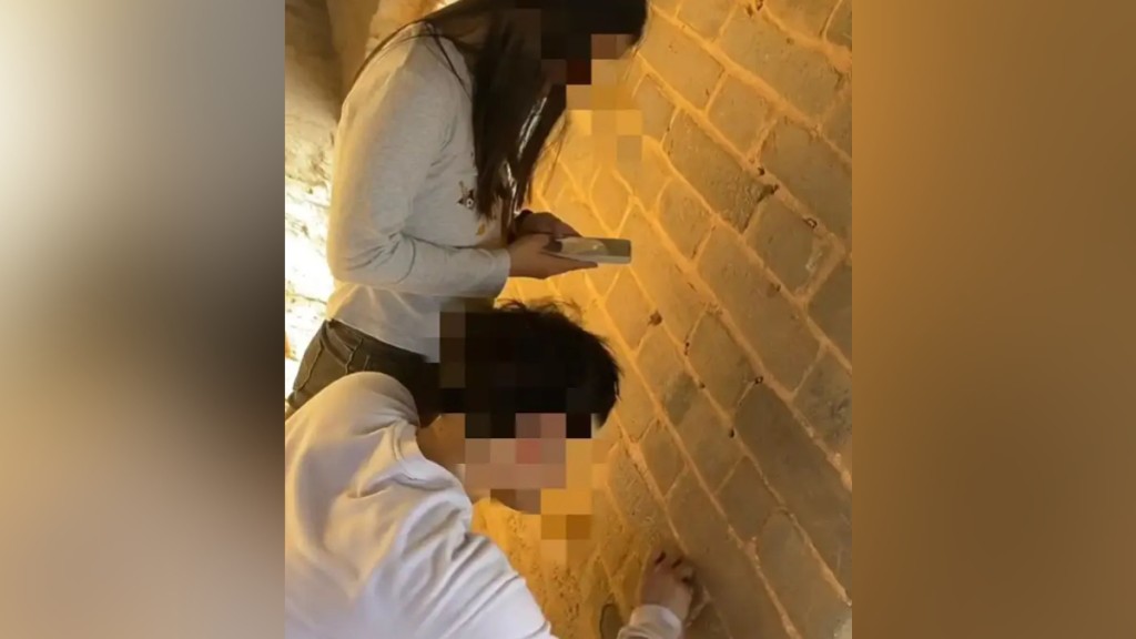 有男女在司馬台長城刻字畫面後被拘。