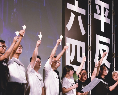 蔡耀昌(右二)。資料圖片