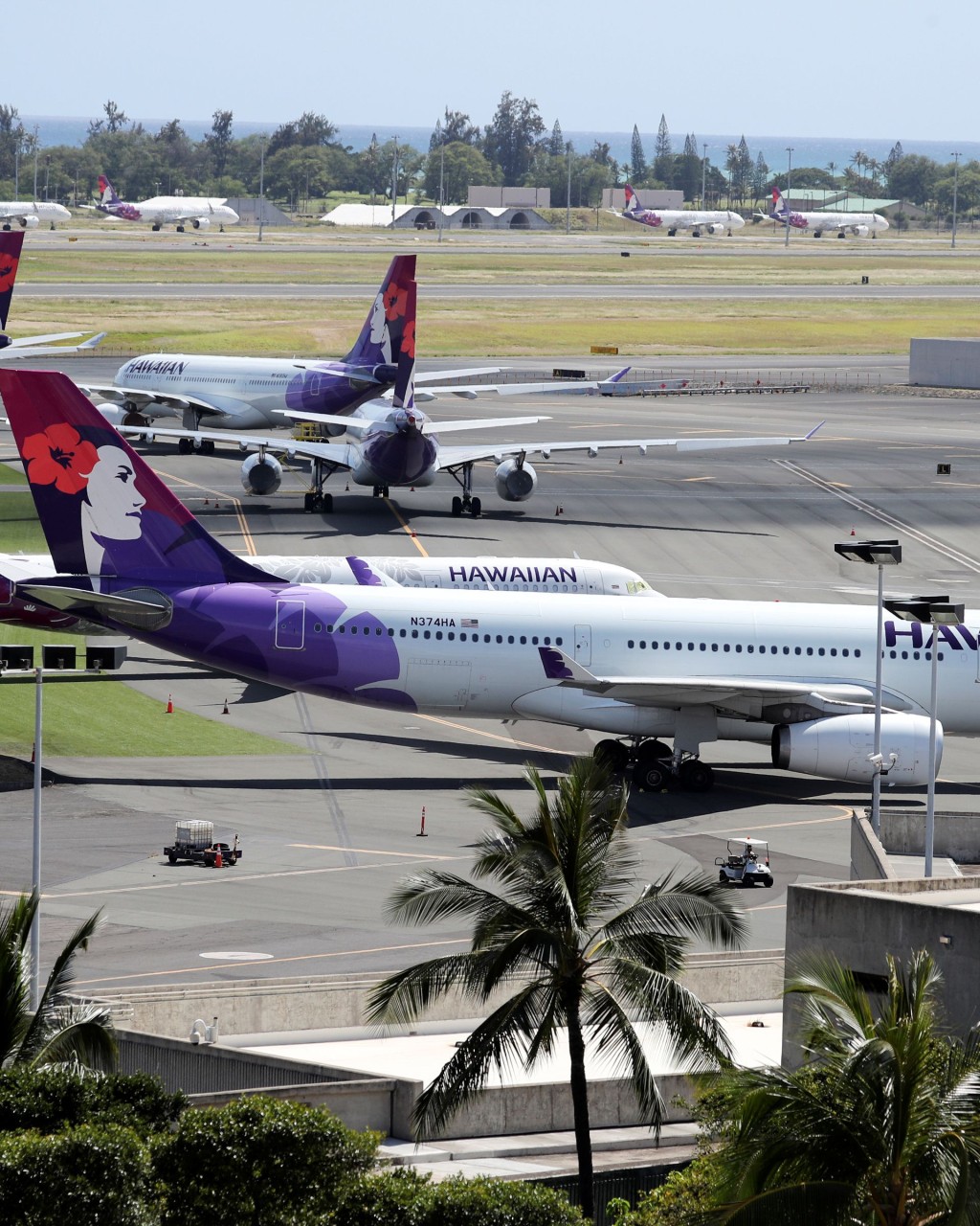 夏威夷航空公司（Hawaiian Airlines）一架从檀香山飞往澳洲雪梨的航班遇上严重乱流，有乘客在座位上被抛上空中，直接把机舱天花板撞出一个大洞。路透社资料图片