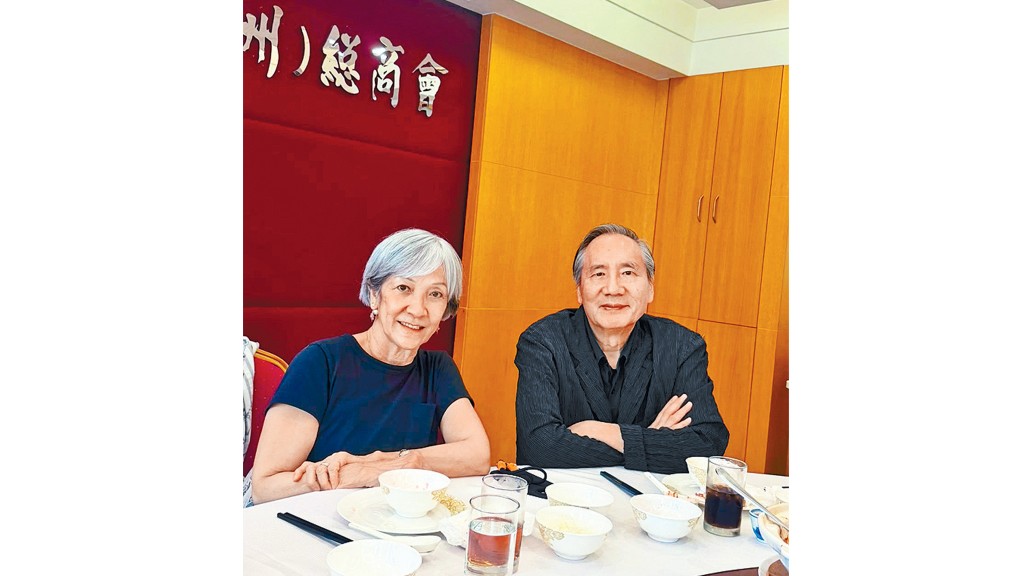 跟太座在嘉應商會合照