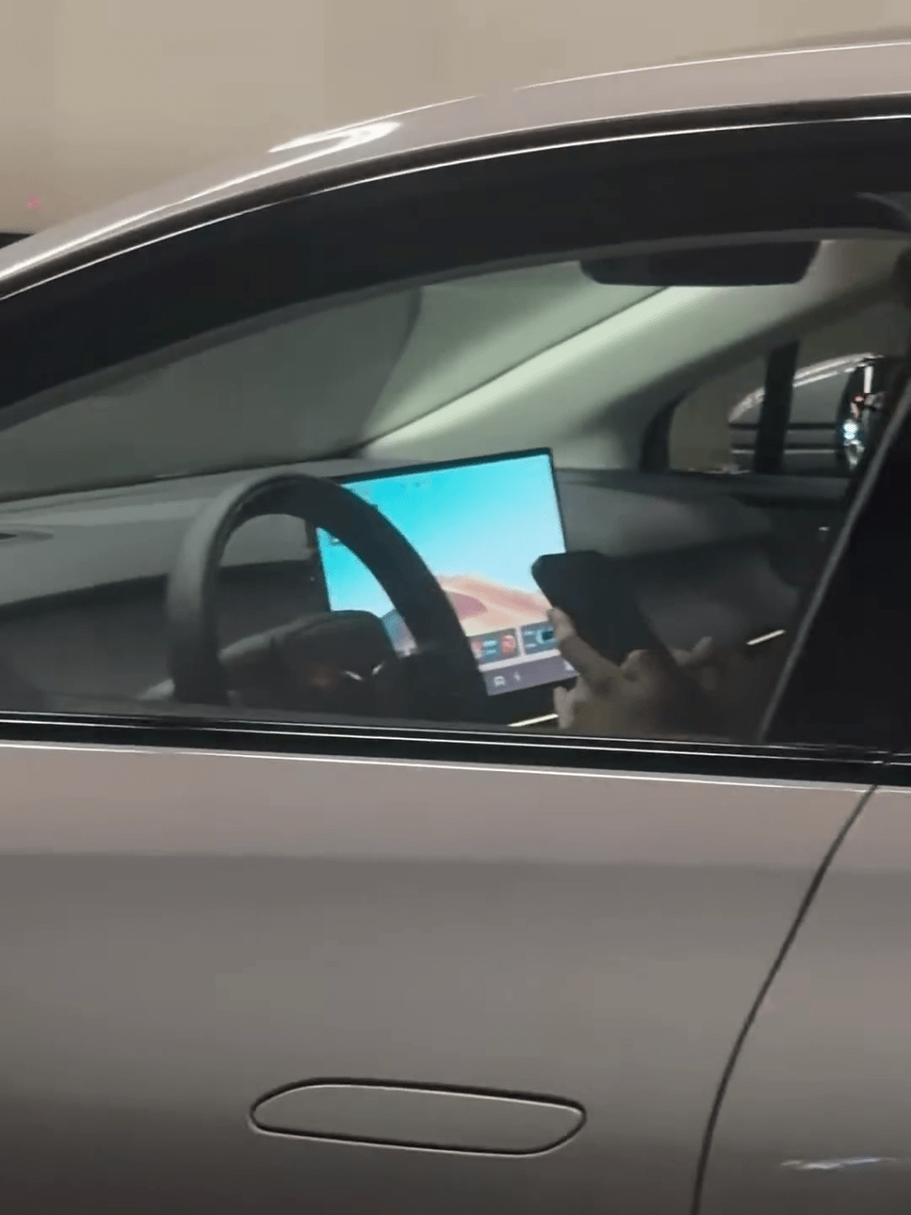 司機雙手離軚使用電話。FB:車cam L(香港群組) 司機雙手離軚使用電話。FB:車cam L(香港群組)