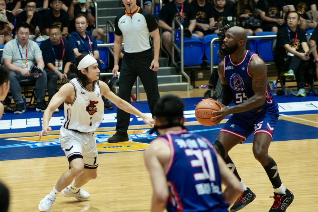 NBL季后赛总决赛Game4，香港金牛主场迎战安徽文⼀。 刘骏轩摄