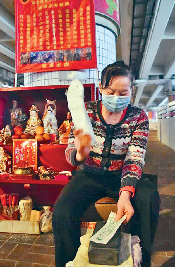 今日惊蛰打小人,港人最想打走嘅系新冠肺炎病毒。