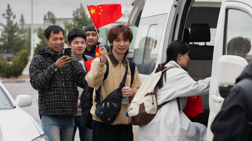 在土庫曼薩拉赫斯口岸，從伊朗撤離的中國公民在進入土境內後登上車輛。新華社