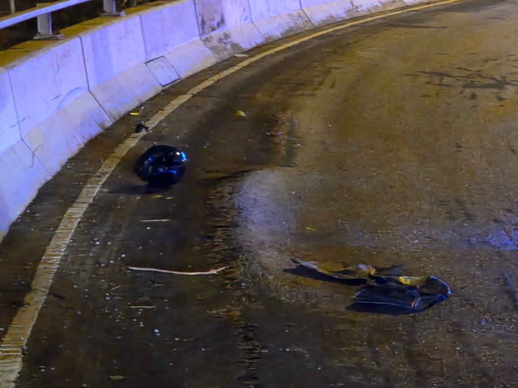 青田交匯處橋面遺留一個電單車頭盔。 青田交匯處橋面遺留一個電單車頭盔。