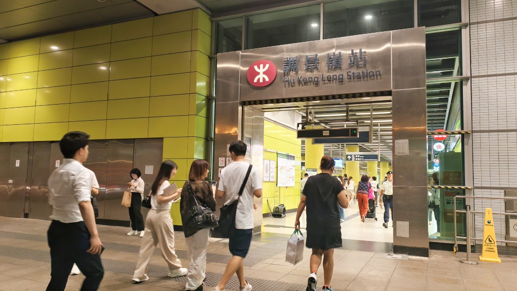 將軍澳綫入夜部份恢復。徐裕民攝 將軍澳綫入夜部份恢復。徐裕民攝