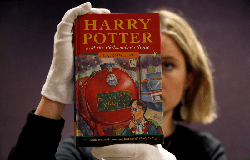 罕見的《哈利波特：神秘的魔法石》初版現身拍賣，估價達15萬英鎊。路透社