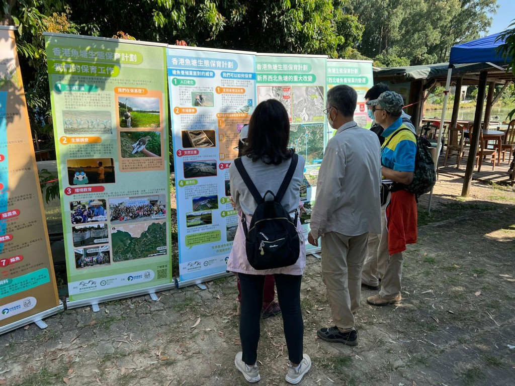 現場設有教育展版，同時會有義工講解魚塘資訊。（圖片來源：香港觀鳥會）