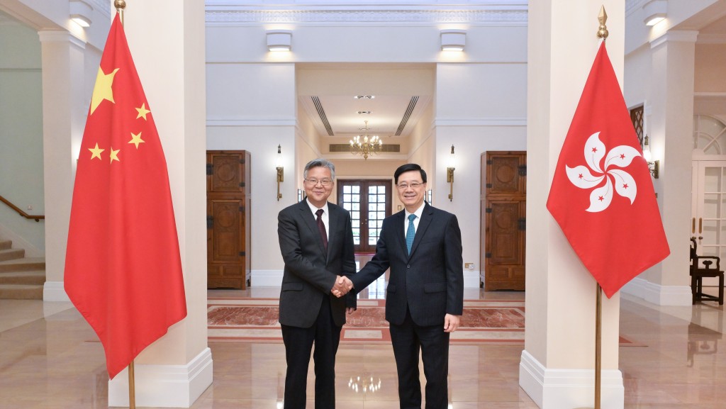 行政长官李家超（右）在礼宾府与湖北省省长李殿勋（左）会面。