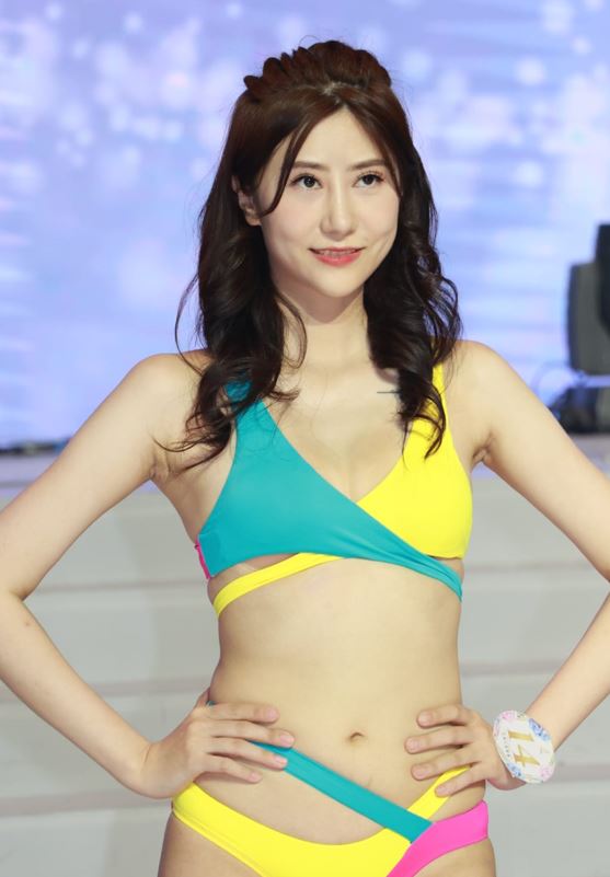 14號仇澤華右胸露出Nude bra。