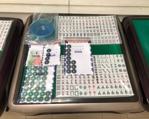 警方搜出6副麻雀