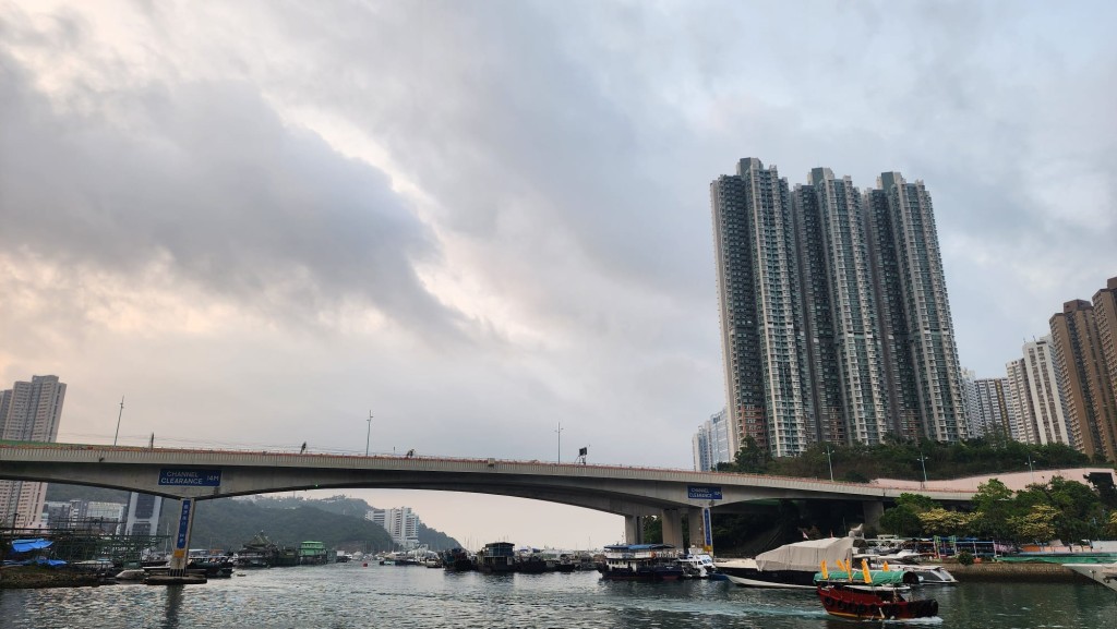 本港地區大致多雲，早上最低氣溫約25度。黎志偉攝