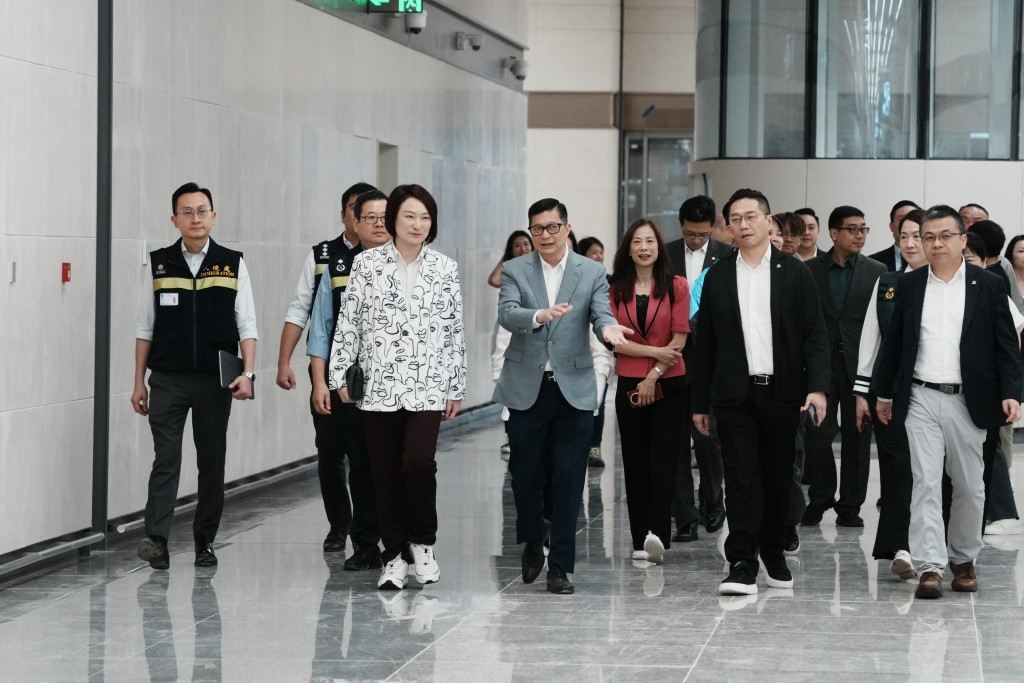 李慧琼聯同多名立法會議員,在鄧炳強及孝業陪同下參觀港方口岸區。 李慧琼聯同多名立法會議員,在鄧炳強及孝業陪同下參觀港方口岸區。