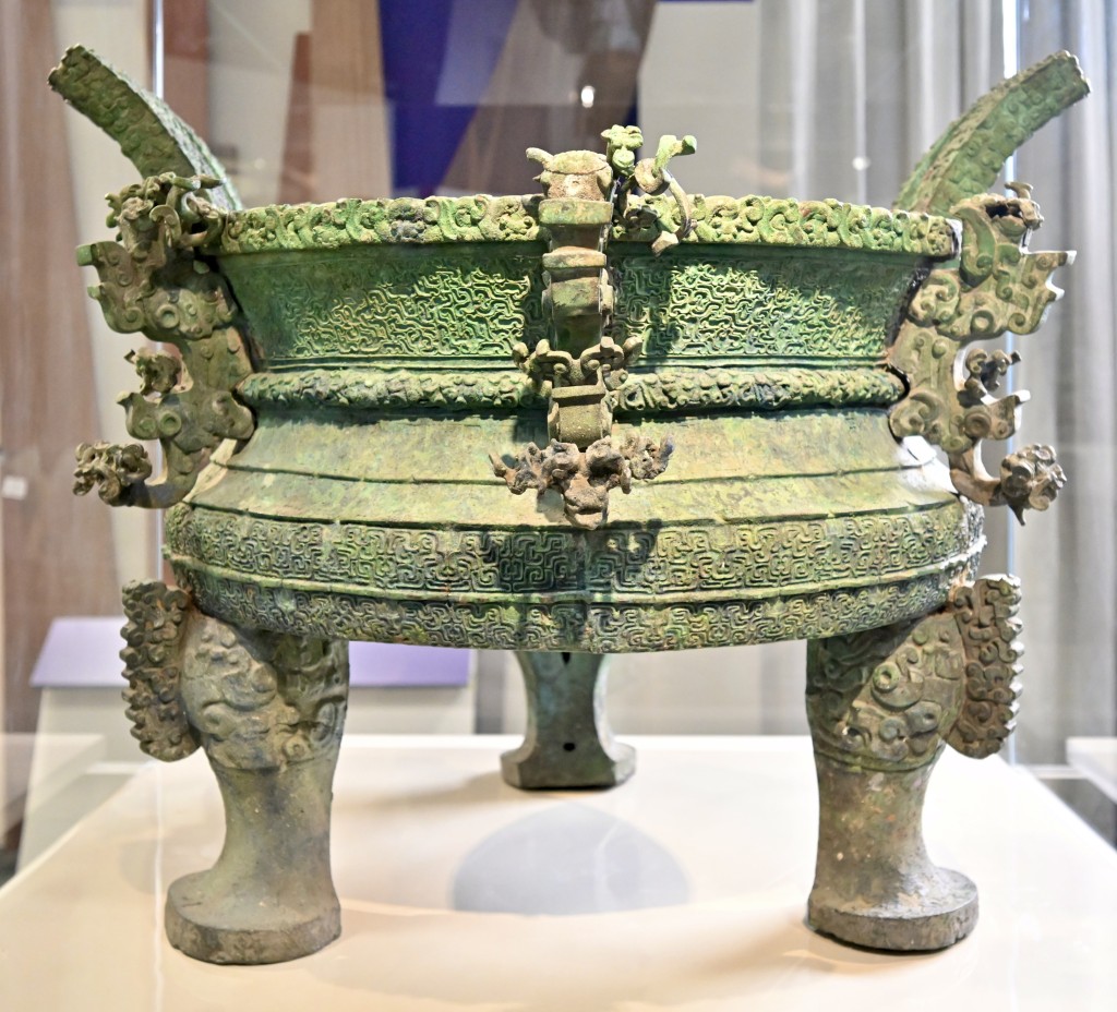 图为国家一级文物「王子午」鼎，出自春秋时期，为河南省文物考古研究院的藏品。