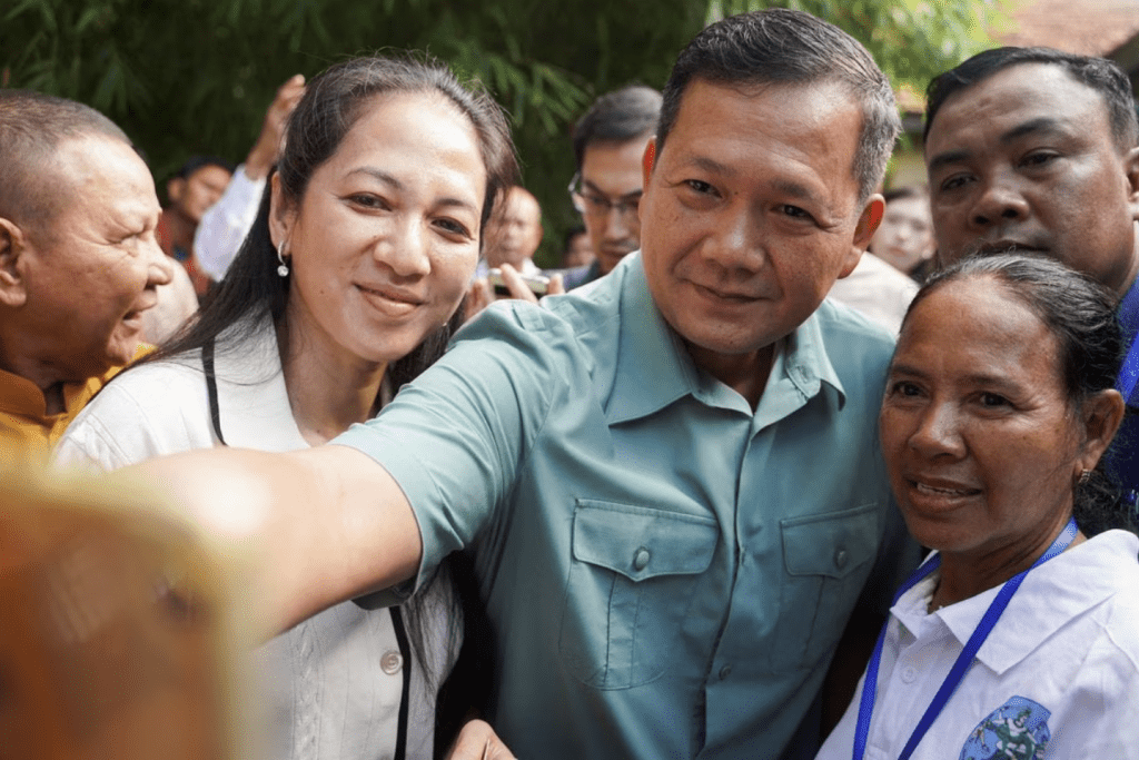柬埔寨首相洪森的儿子洪马内于2023年7月23日在柬埔寨金边举行的柬埔寨大选当天出现在投票站。路透社