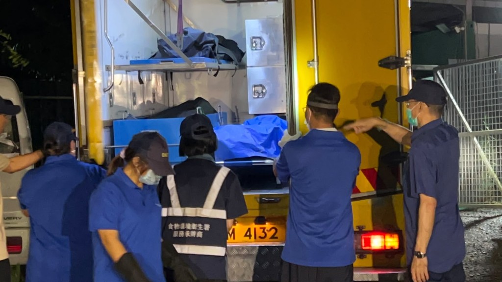 仵工凌晨舁走死者遺體。