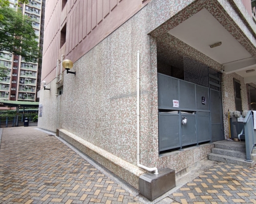 鄧威文區議員辦事處後門發現遭人淋屎。梁國峰攝
