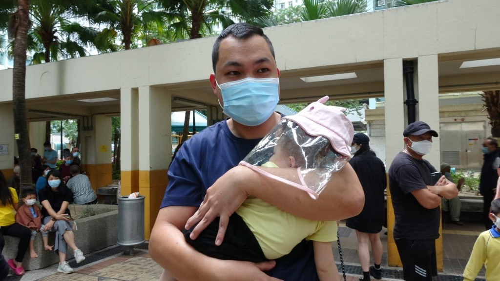 李先生抱著1歲男嬰冒燶煙落樓。  楊偉亨攝