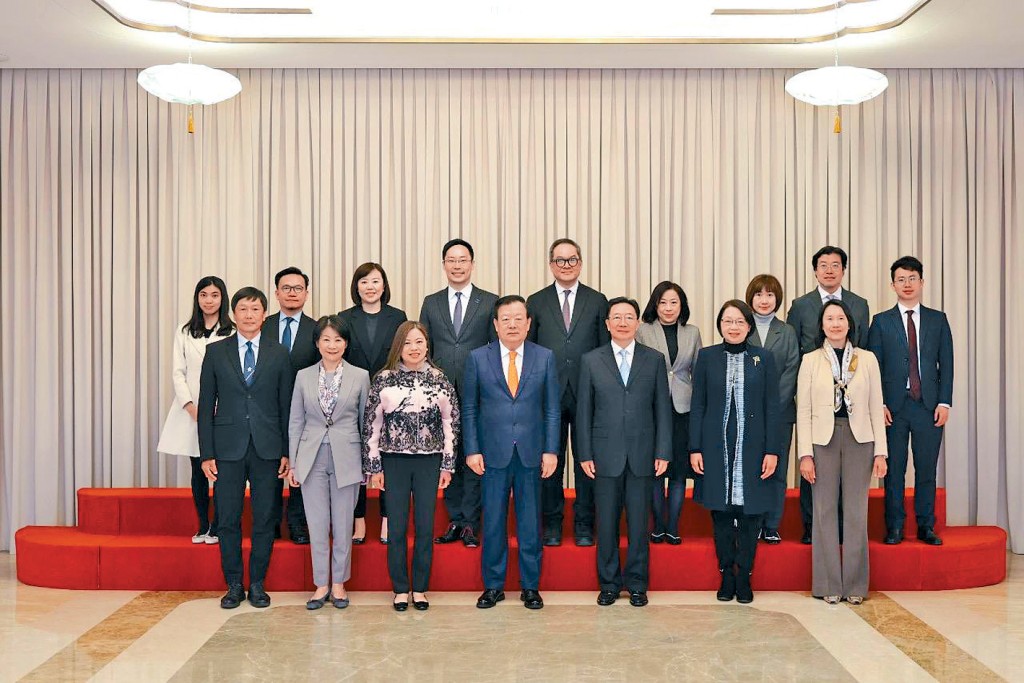 羅淑佩(前排左三)向夏寶龍(前排中)匯報文體旅局未來工作計劃。