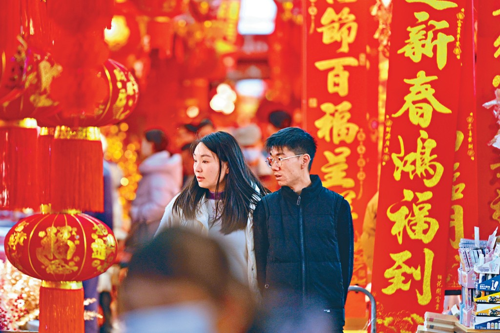 滿滿新春氛圍下，不少年輕人選擇留在工作的城市，不回家鄉過年。