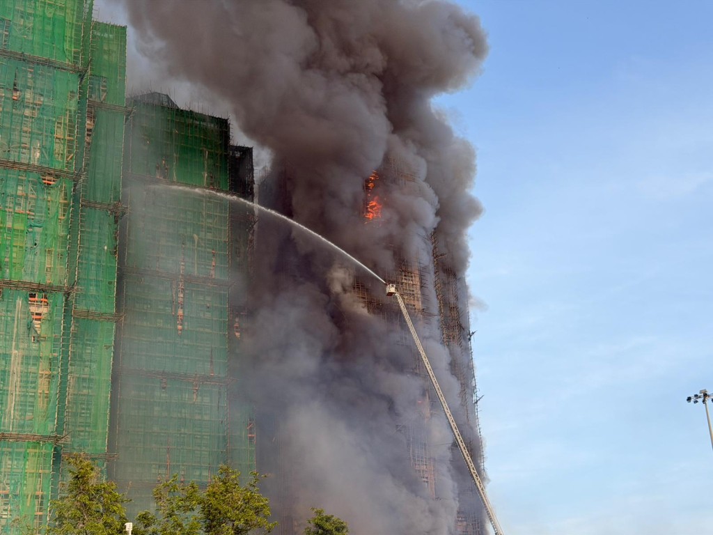 火勢蔓延到其他樓宇，消防開喉灌救。曾志恒攝