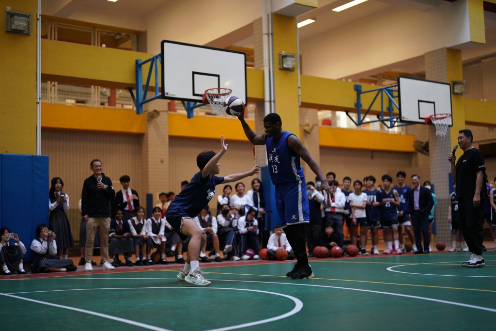 学生对于能与甲一篮球员同场比试感到兴奋。