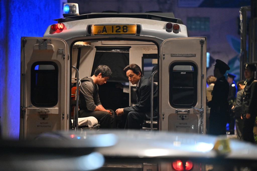 《寒战1994》中，吴彦祖（时任警务处行动副处长「蔡元祺」）同刘俊谦（时任O记署任总警司「李文彬」）有好多对手戏。