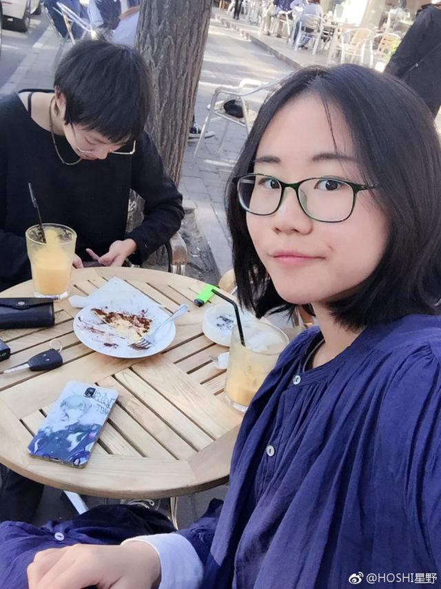 竇佳嫄第一次約同父異母姐姐竇靖童見面，二人當時感到尷尬。