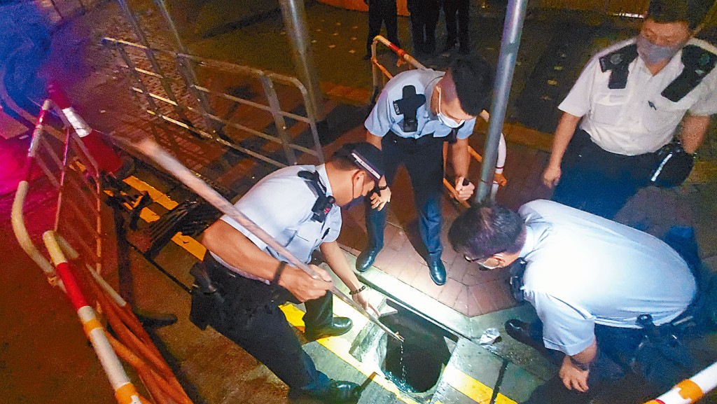 警員在泰漢墮下的坑渠調查。